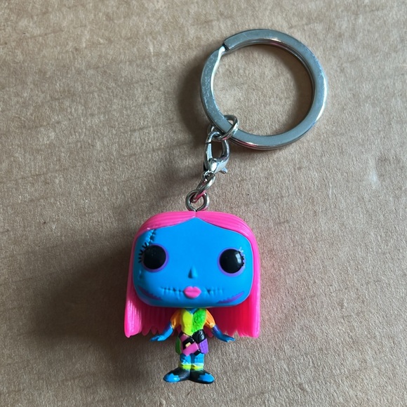 Vibrant Character Keychain Collection - Picture 4 of 9